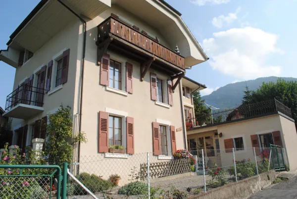 Balcon et volets bois d’un chalet, boiseries traitées